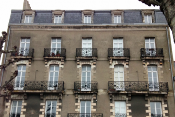 Rénovation de façade par le syndic de copropriété d'un ancien hôtel à Prairie au Duc, Nantes (44)